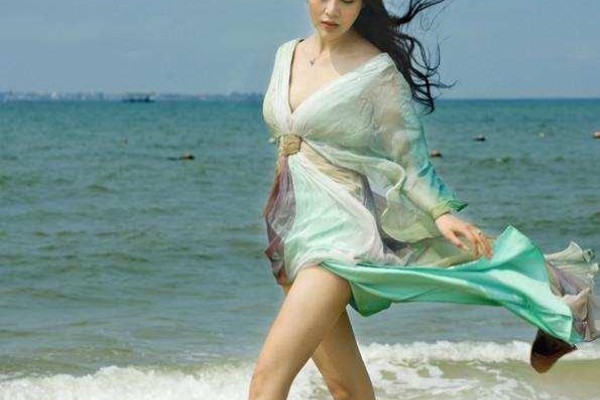 武汉街头小景,树荫下喝茶,感受慢生活 武汉街头小景,树荫下喝茶,感受慢生活